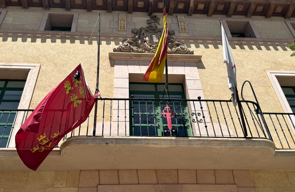 Totana rinde homenaje al alcalde de Murcia con un minuto de silencio en se�al de luto